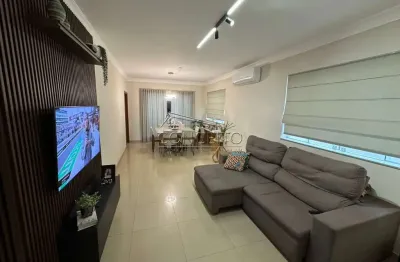 Sobrado à venda no condomínio residencial leão com área construída de 242,45 m² | 4 dormitórios, sendo 2 suítes e 2 vagas de garagem cobertas.