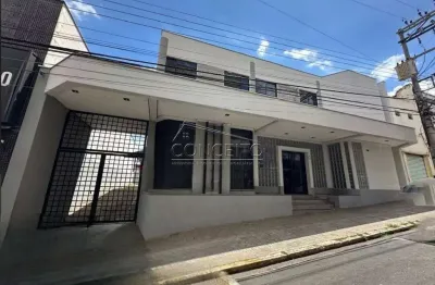 Prédio comercial para locação ou venda no centro de Piracicaba com área construída de 495,97 m² | 2 pavimentos com 4 salas, cofre, copa e 8 vagas.