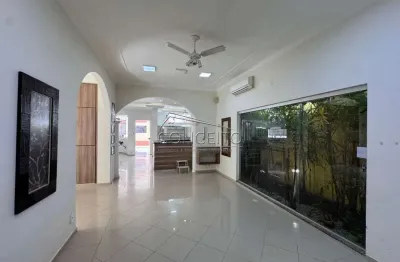 Casa comercial para venda ou locação no centro de Rio Claro, com área construída de 260 m² | Recepção com 2 ambientes, 5 salas e 8 vagas.