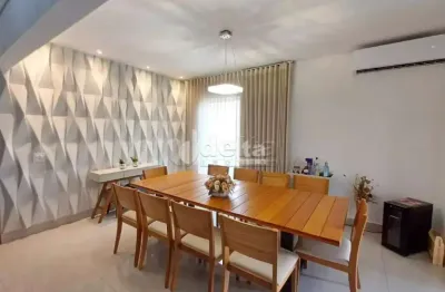 Cobertura com 4 quartos sendo 2 suítes disponível para locação e venda no bairro brasil em uberlândia - mg.