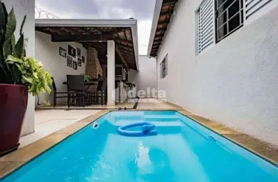 Casa residencial com 3 quartos sendo 1 suíte disponível para venda no bairro jardim karaíba em uberlândia - mg.