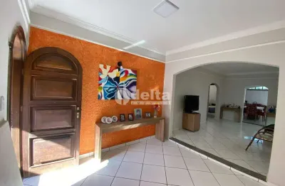 Casa residencial disponível para venda no bairro chácaras tubalina e quartel em uberlândia-mg.
