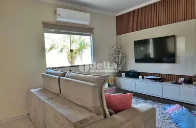 Casa residencial disponível para venda no bairro jardim holanda em uberlândia-mg.