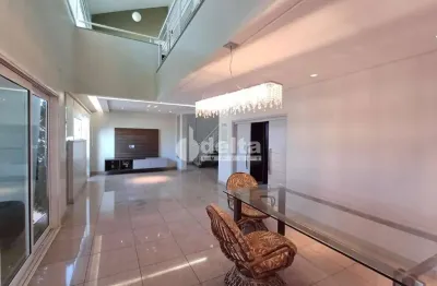 Casa no condomínio royal park disponível para venda em uberlândia-mg
