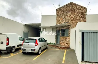 Casa comercial disponível para locação ou venda no bairro umuarama em uberlândia-mg