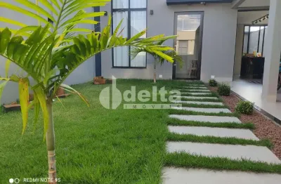 Casa com 3 quartos à venda no Jardim Europa, Uberlândia 