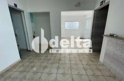 Casa comercial disponível para locação e venda no bairro santa mônica em uberlândia-mg