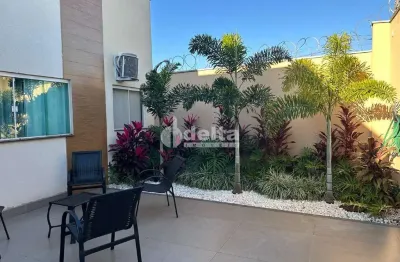 Casa com 3 quartos à venda no Dona Zulmira, Uberlândia 