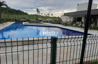 Terreno no condomínio disponível para venda no bairro Granja Marileusa em Uberlândia-MG