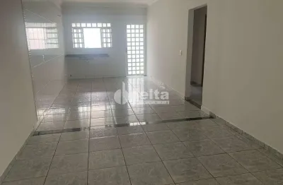Casa com 3 quartos à venda no Jardim Europa, Uberlândia 