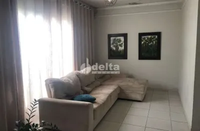 Casa residencial com 3 quartos sendo 1 suíte disponível para venda no bairro santa mônica em uberlândia-mg.