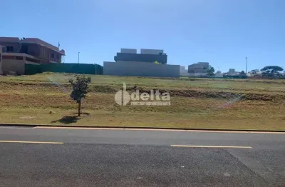 Terreno no Condomínio disponível para venda no bairro Granja Marileusa em Uberlândia-MG