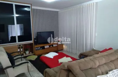 Casa residencial disponível para venda no bairro santa mônica em uberlândia-mg