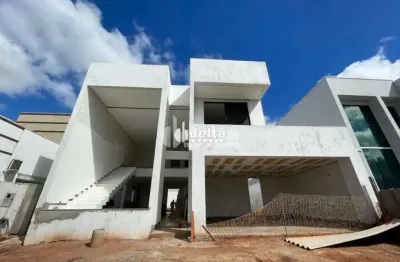 Casa no condomínio jardins roma disponível para venda em uberlândia-mg