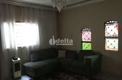 Casa residencial disponível para venda no bairro mansour em uberlândia-mg.