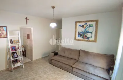 Casa residencial disponível para venda no bairro santa mônica em uberlândia-mg.