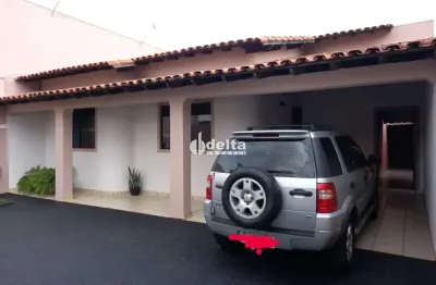Casa residencial com 3 quartos sendo 1 suíte disponível para venda no bairro brasil em uberlândia - mg.