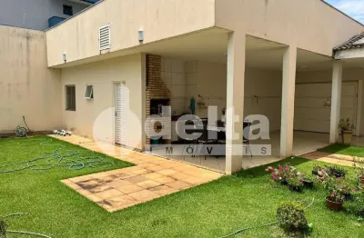 Casa comercial disponível para venda no bairro chácaras tubalina  em uberlândia-mg