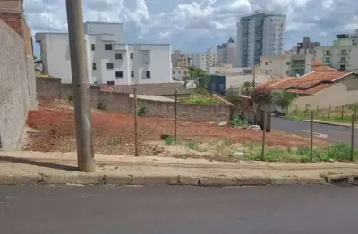 Terreno de esquina disponível para venda 337 m² no bairro tabajaras em uberlândia-mg