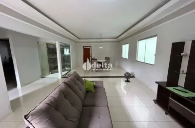 Casa residencial mobiliada com 3 quartos, sendo 1 suíte máster disponível para locação e venda no bairro santa mônica em uberlândia-mg