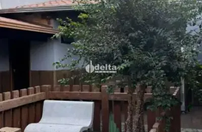 Casa residencial estilo sobrado com 4 quartos sendo 1 suíte disponível para locação no bairro morada colina em uberlândia - mg.