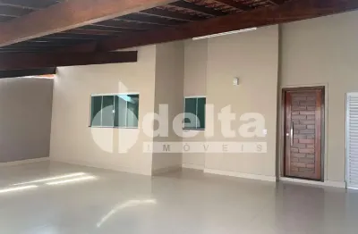 Casa residencial com 3 quartos, sendo 1 suíte disponível para locação e venda no bairro Santa Mônica em Uberlândia-MG