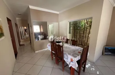 Casa disponível para venda no bairro santa mônica em uberlândia-mg.