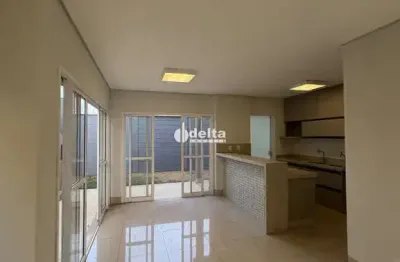 Casa residencial em condomínio com 3 suítes disponível para venda no bairro granja marileusa em uberlândia - mg.