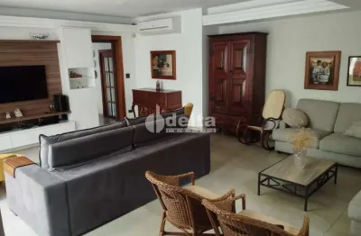 Casa com 3 quartos à venda em Saraiva, Uberlândia 