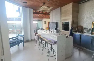 Casa em condomínio com 5 quartos sendo 4 suítes, disponível para locação e venda no bairro bosque dos buritis em uberlândia-mg