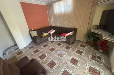 Casa residencial disponível para locação e venda no bairro nossa senhora das graças em uberlândia-mg.