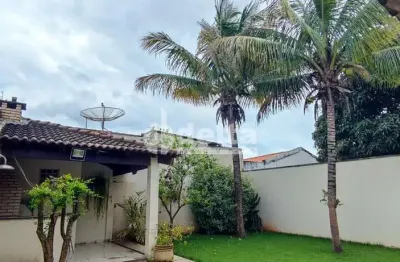 Casa residencial disponível para locação e venda no bairro segismundo pereira em uberlândia-mg