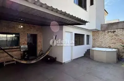 Casa residencial mobiliada com 2 suítes disponível para locação e venda no bairro cidade jardim em uberlândia - mg