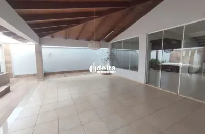 Casa no condomínio bosque karaíba disponível para locação e venda em uberlândia-mg.