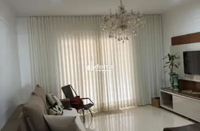 Casa residencial disponível para locação no bairro vigilato pereira em uberlândia-mg.