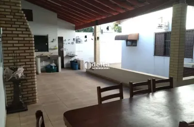 Casa residencial disponível para venda no bairro roosevelt em uberlândia-mg.