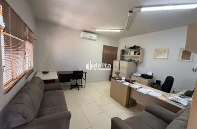Casa comercial disponível para venda no bairro granada em uberlândia-mg