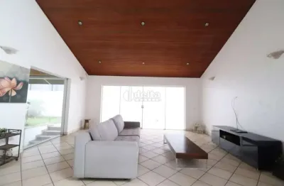 Casa residencial com 4 quartos sendo 4 suíte disponível para locação e venda no bairro lidice em uberlândia-mg