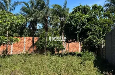 Terreno disponível para venda no bairro Morada Nova em Uberlândia-MG.