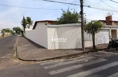 Casa residencial disponível para venda no bairro cidade jardim em uberlândia-mg.