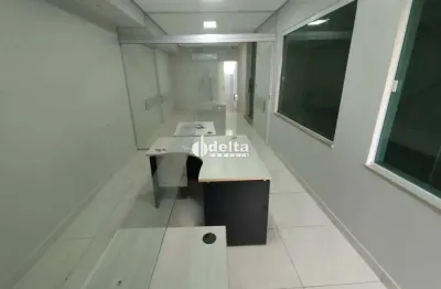 Casa comercial disponível para locação no bairro segismundo pereira em uberlândia-mg