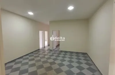 Casa comercial disponível para locação ou venda no bairro umuarama em uberlândia-mg.