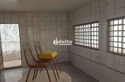 Casa residencial com 02 disponível para locação no bairro santa mônica em uberlândia-mg.
