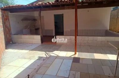 Casa residencial com 3 quartos disponível para venda no bairro tibery em uberlândia-mg.