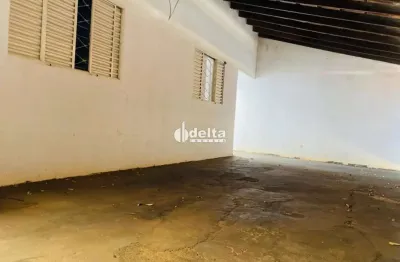Casa residencial com 3 quartos disponível para venda no bairro santa mônica em uberlândia-mg.
