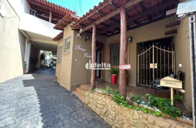 Casa residencial disponível para venda no bairro fundinho em uberlândia-mg.