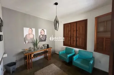 Casa comercial e residencial disponível para locação e venda no bairro fundinho em uberlândia - mg.