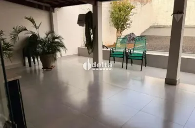 Casa residencial com 3 quartos disponível para venda no bairro segismundo pereira em uberlândia-mg.