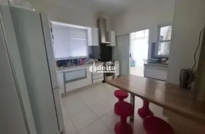 Casa residencial com 3 quartos disponível para venda no bairro santa mônica em uberlândia-mg.