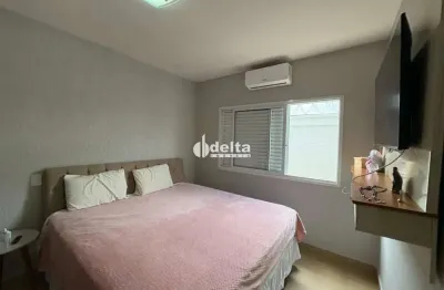 Casa em condomínio com 3 quartos disponível para venda no bairro Jardim Inconfidência em Uberlândia - MG.